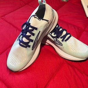Brooks Levitate 5 Size 8